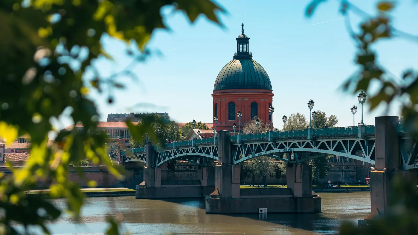 Le Pont Neuf et le dôme de La Grave à Toulouse, la ville rose, illustrant le marché locatif toulousain
